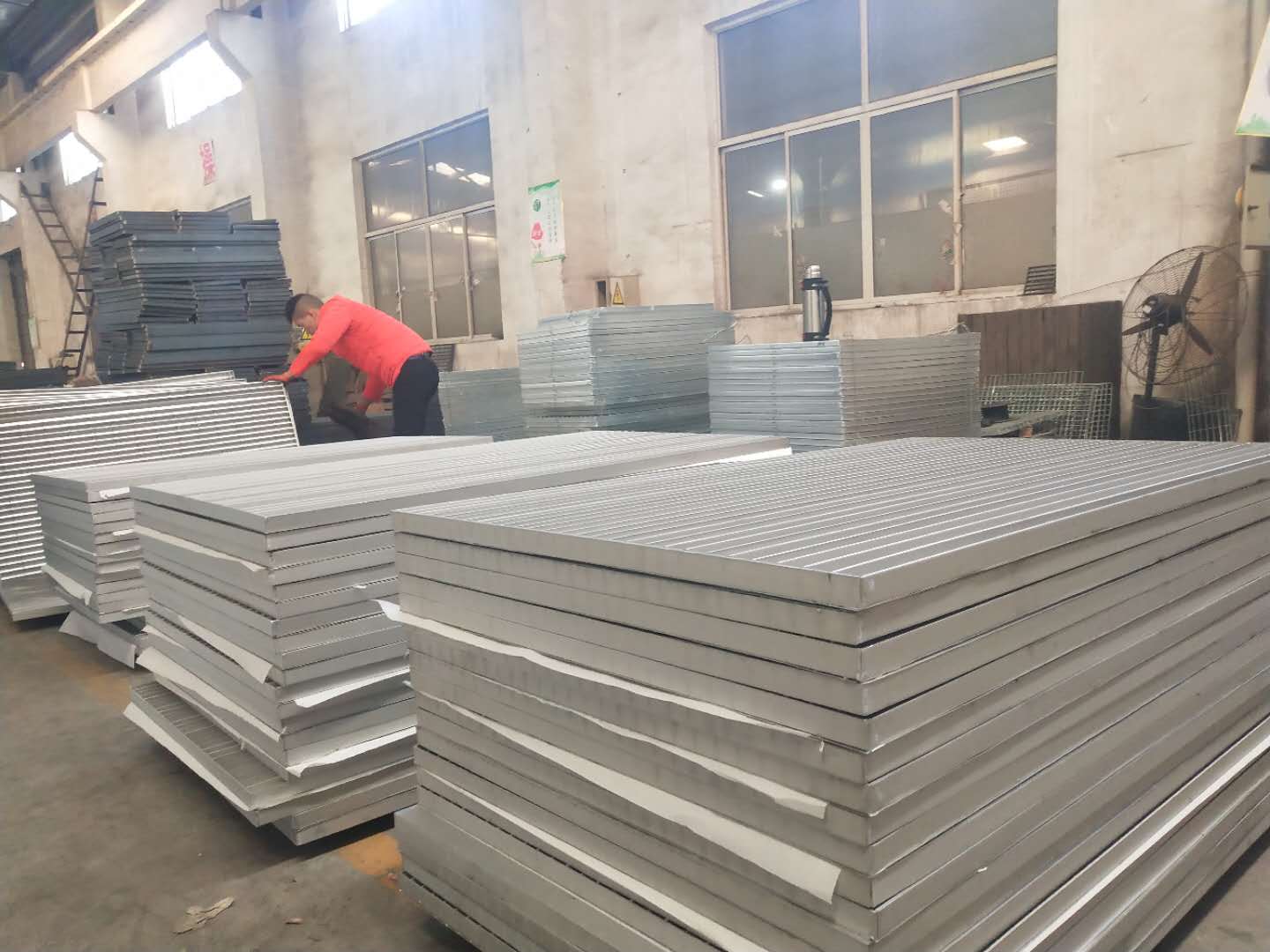 公司供应连云港房地产项目热镀锌钢格板型号G303/30/100。连云港钢格板厂家